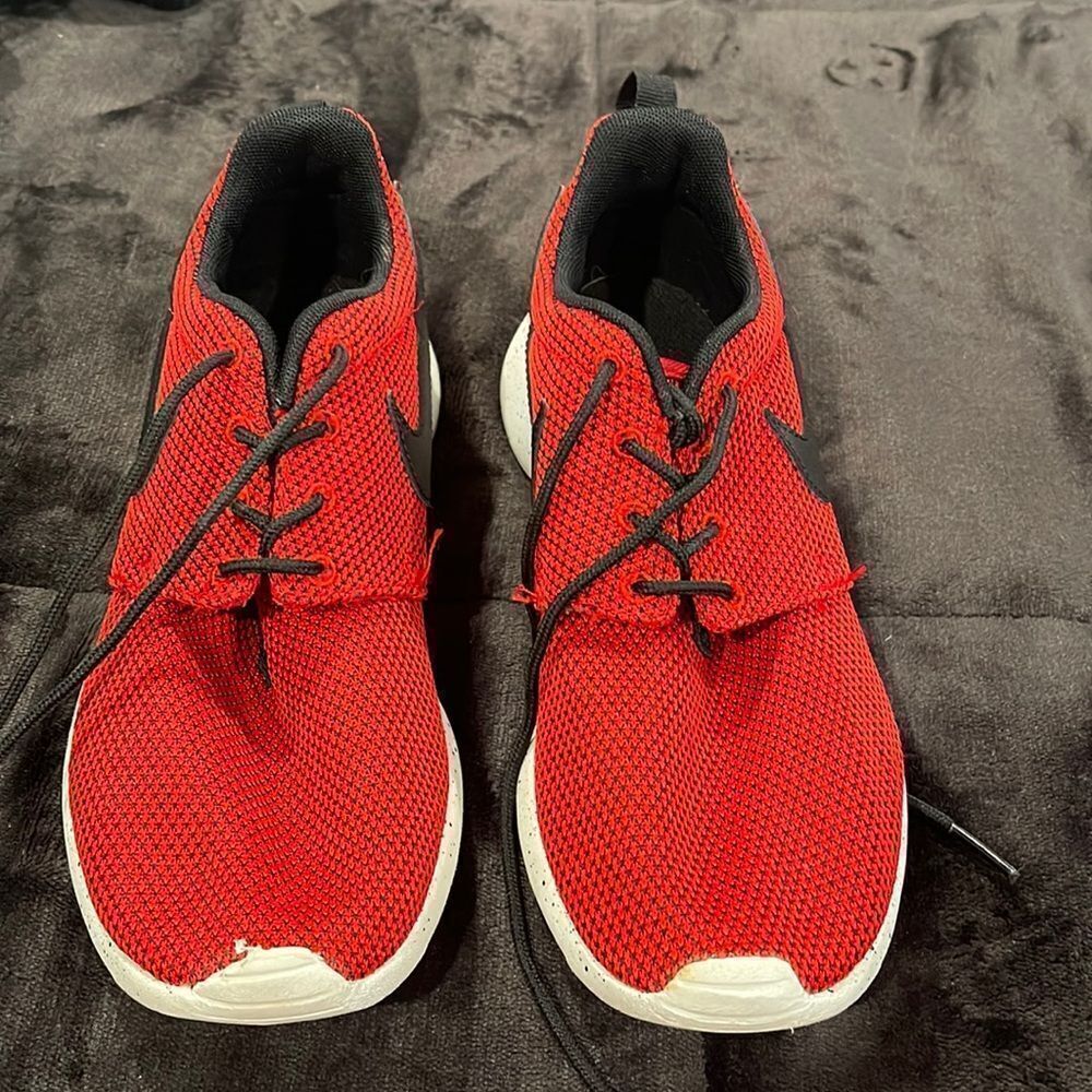 Nike Roshi red sneakers with black detail youth size 5